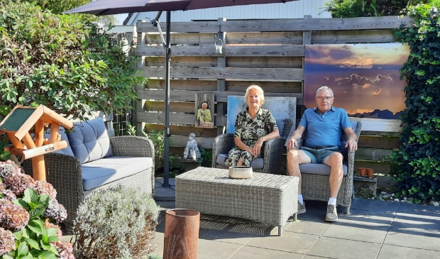<p>Jan en Jenny Postma in de tuin bij hun woning in Oudehaske.<br><br></p>