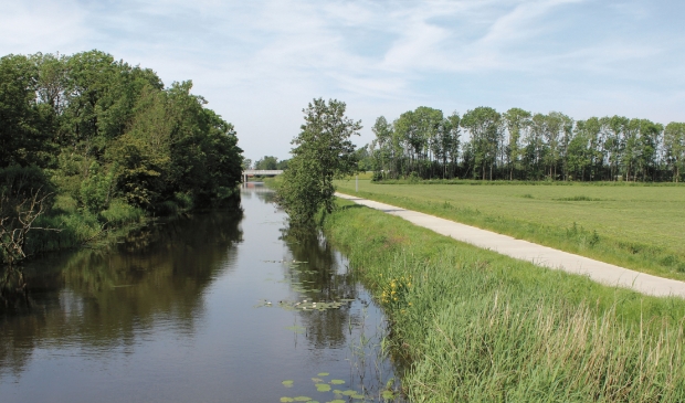 <p>Het vervuilde water is geruime tijd geloosd op de Falomsterfeart. Op de achtergrond de Sintrale As.</p>