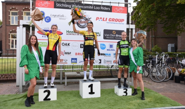 <p>Anouska Koster op het podium.</p>