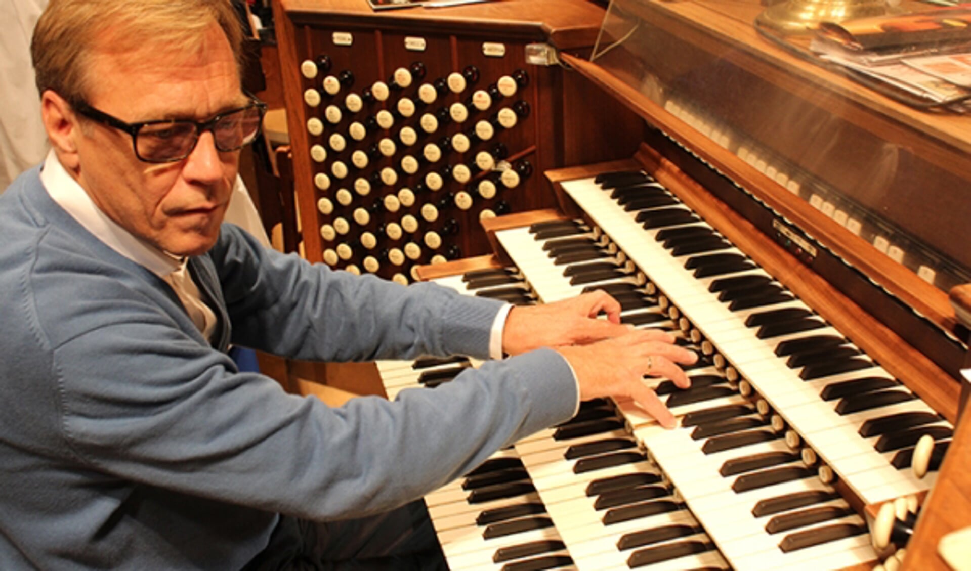 Everhard Zwart op het orgel. Vrijdag 1 oktober in de Grote Kerk in Drachten.