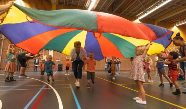 <p>Wethouder Gelbrig Hoekstra en bezoeker Sam Kijlstra openen samen met de andere kinderen het ‘nijntje pleintje’.</p>