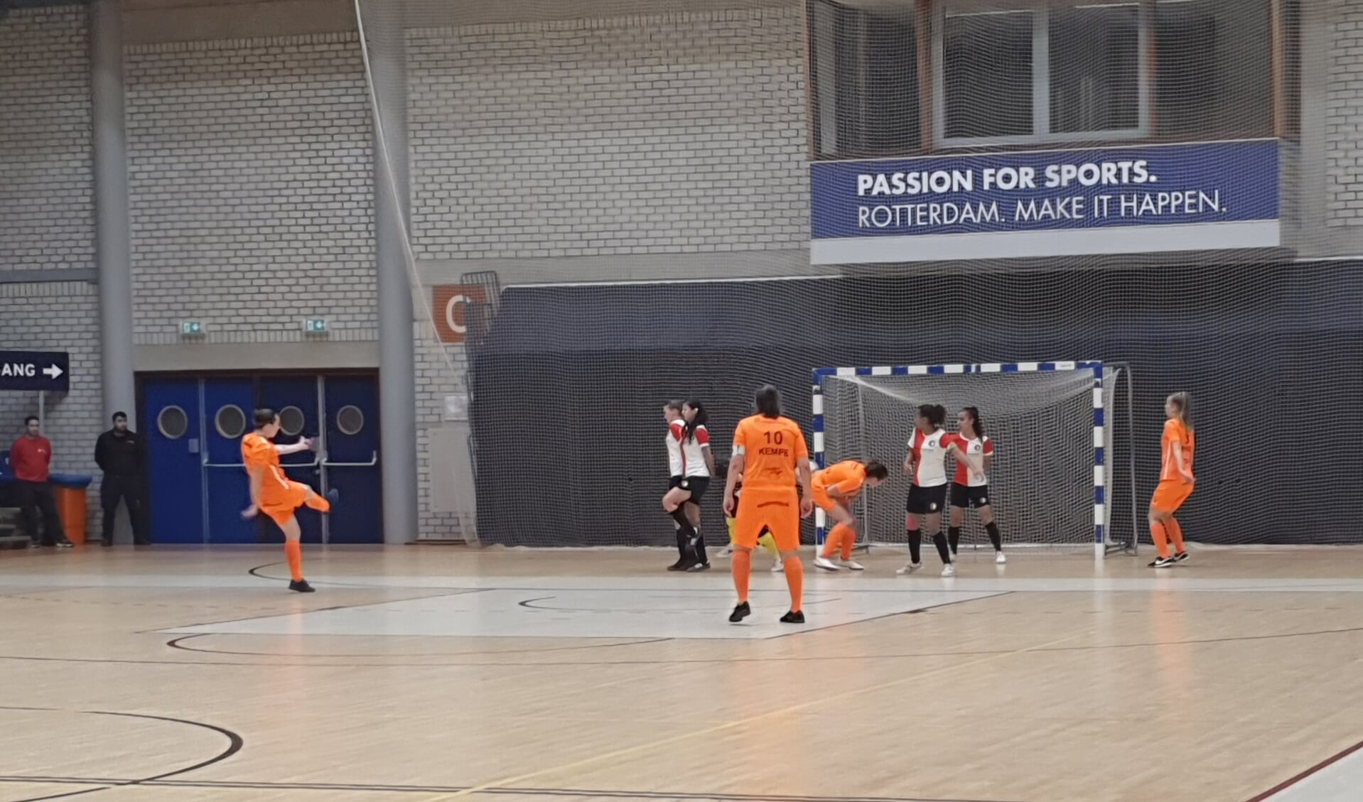 Zonder publiek leken de Drachtster dames (in oranje) in Rotterdam 1-1 te kunnen halen.