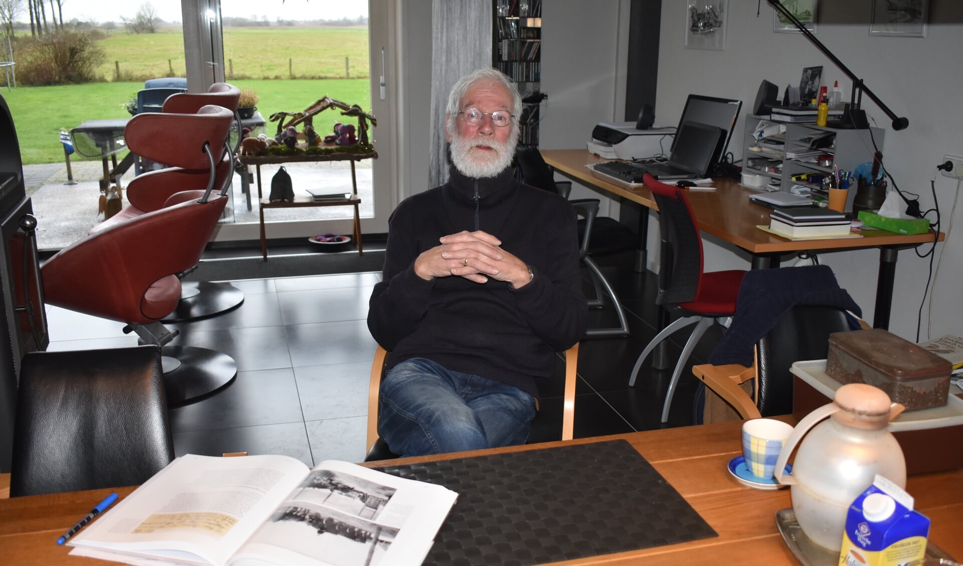 Arjen Bosgraaf met zijn boek over skûtsjeschippers in Noord-Nederland.
