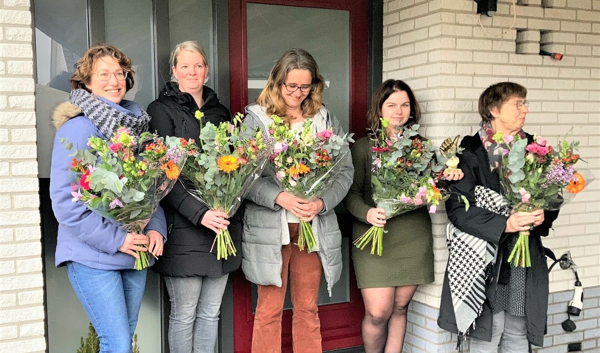 De vijf Gariper dames van Amnesty International in de bloemen.