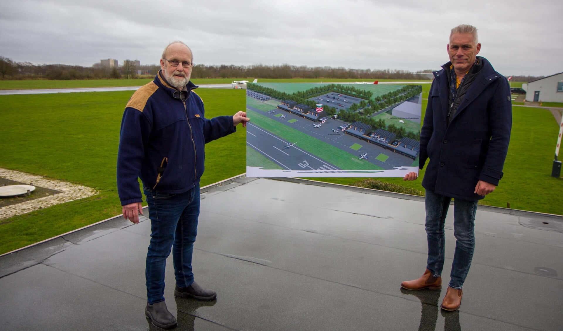 Twee van de negen partijen op Vliegveld Drachten: links Lieuwe Koonstra van Frisian Air en daarnaast Mark Bakker van FlightLevel. Scan de QR-code voor een video waarin ze uitleg geven over het plan. 