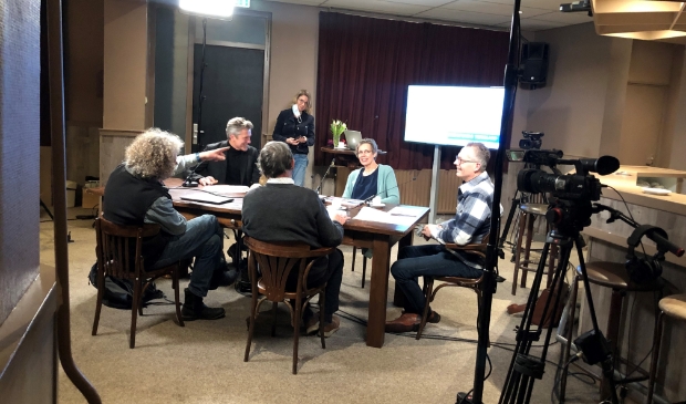 <p>Vier leden van de gebiedscommissie i.o., rechts gespreksleider Jaap Jepma en staand secretaris Karin Wierda. De commissieleden, v.l.n.r.: Emile Hendriks, Robert Graveland, Bart Bakker en Jeannette Dekker.</p>