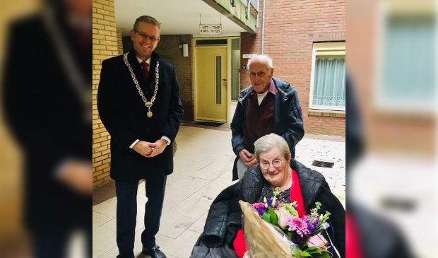 <p>Roel Bouma (2-1-1933) en mevrouw Antje Bouma-de Vries en burgemeester Jeroen Gebben.</p>
