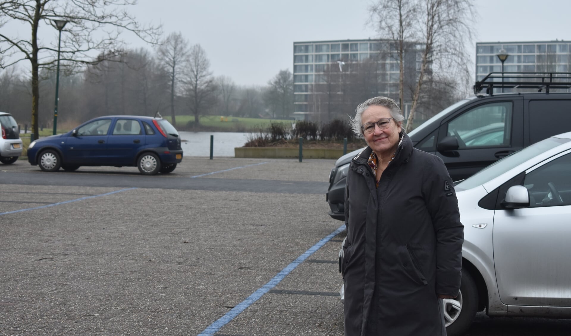 Wethouder Maria le Roy van Smallingerland op het Kyriat Onoplein in Drachten, waar nu nog een 'blauwe zone' geldt.