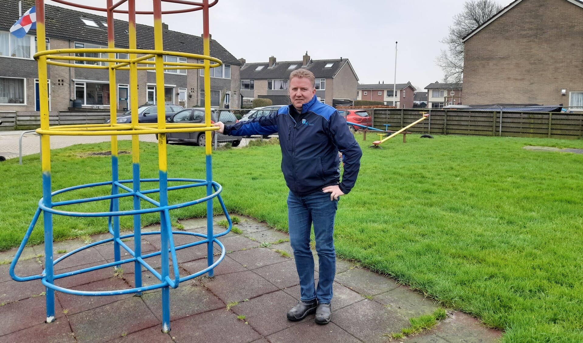 Voorzitter Jan-Theunis Zuidema in het nu ietwat kale speelpark in Munnekezijl.