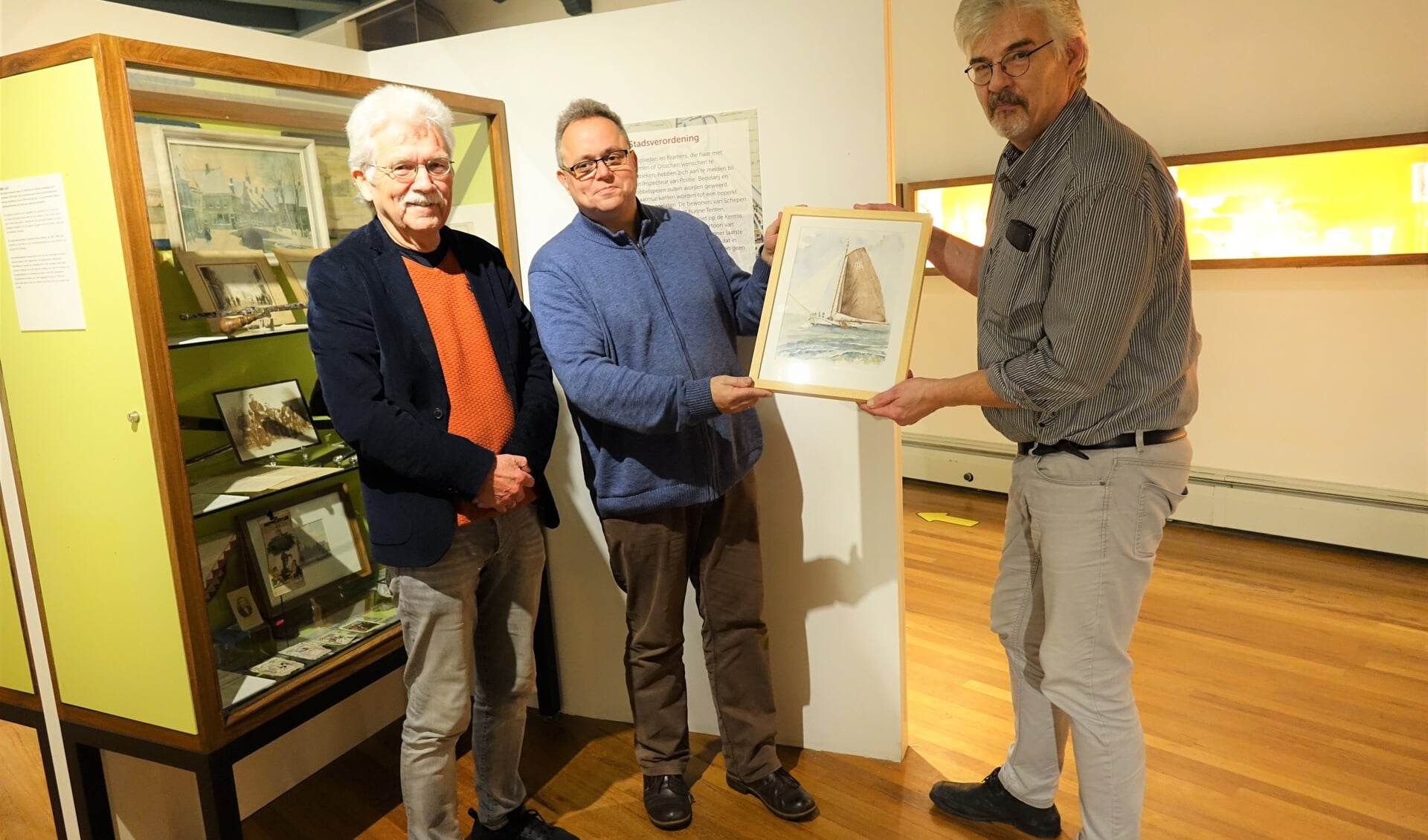 Sytse van der Werf, Hylke Heidstra en Hans Groeneweg in Museum Dokkum waar het schilderij van het Dokkumer skûtsje Ebenhaëzer een mooi plekje heeft gekregen. 