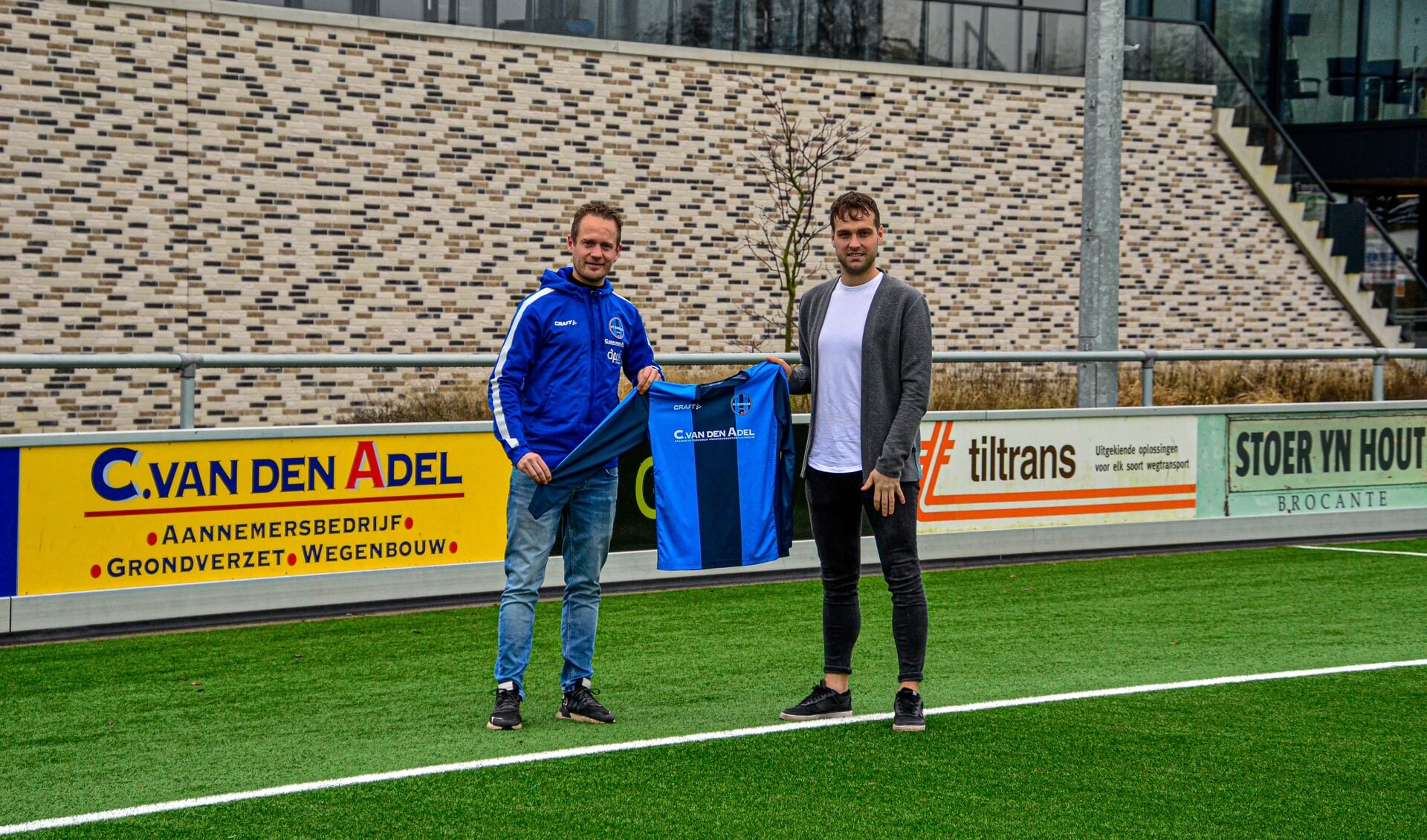 Trainer Jasper Bouma (links) en Hennie Bouius met het shirt van FC Burgum.