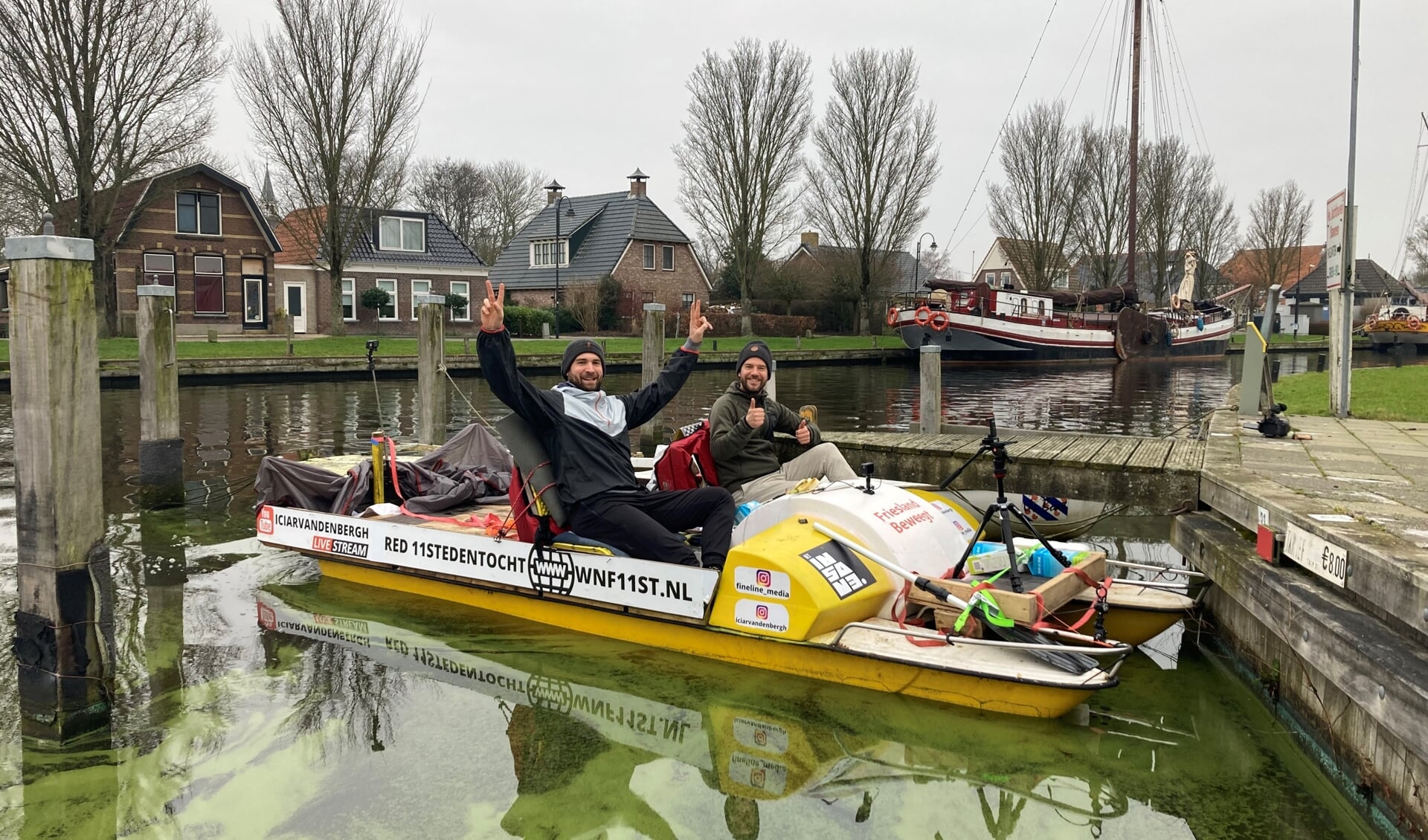 Iciar van den Bergh en Tobias Pieffers onderweg op de waterfiets.