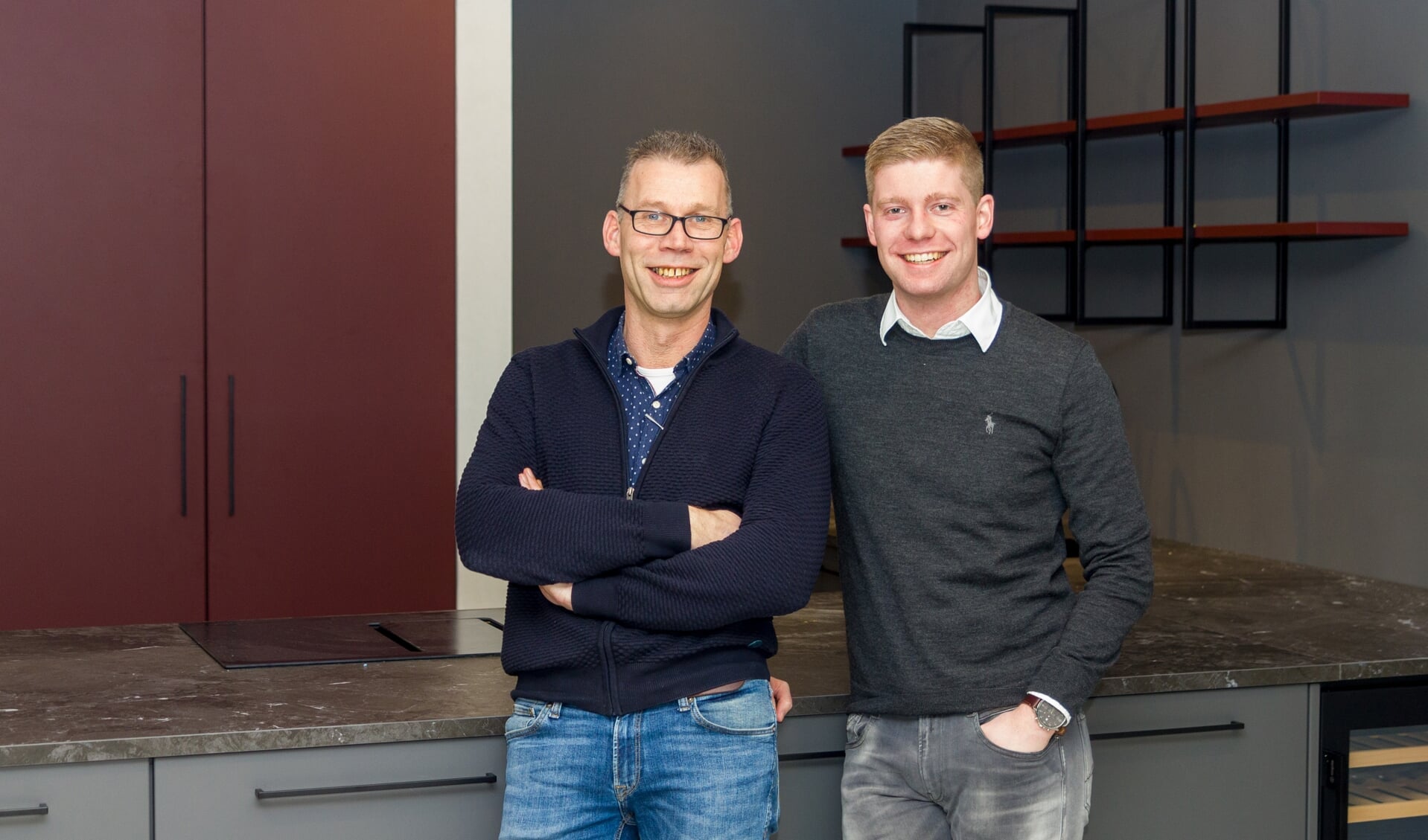 Kees van der Ploeg en Lenn Hagenauw op de nieuwe afdeling in de keukenshowroom.