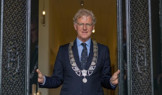 Burgemeester Oebele Brouwer van Achtkarspelen opent deuren... 