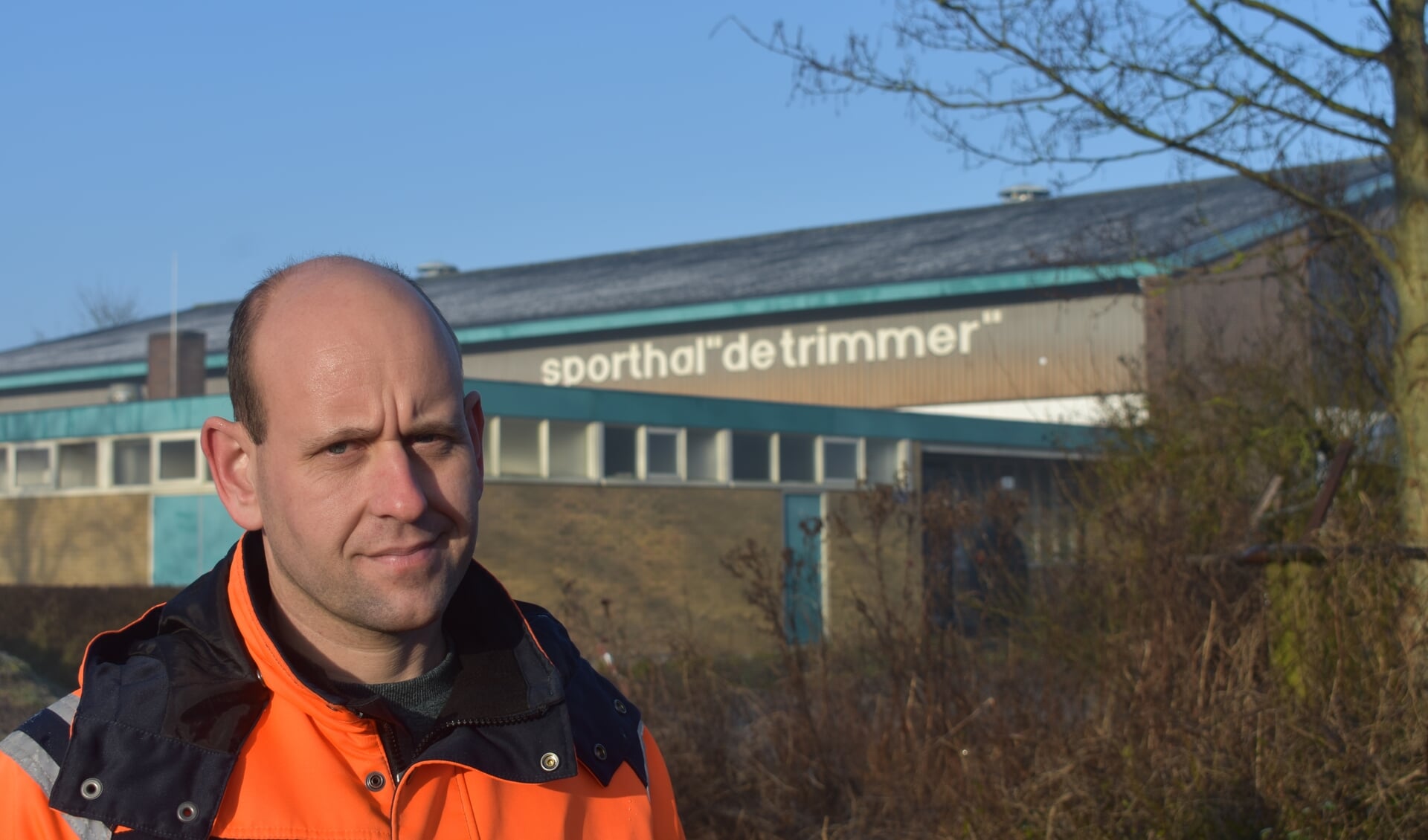 Ambtenaar Boele Dijkstra van Noardeast-Fryslân bij voormalig sporthal De Trimmer in Dokkum.