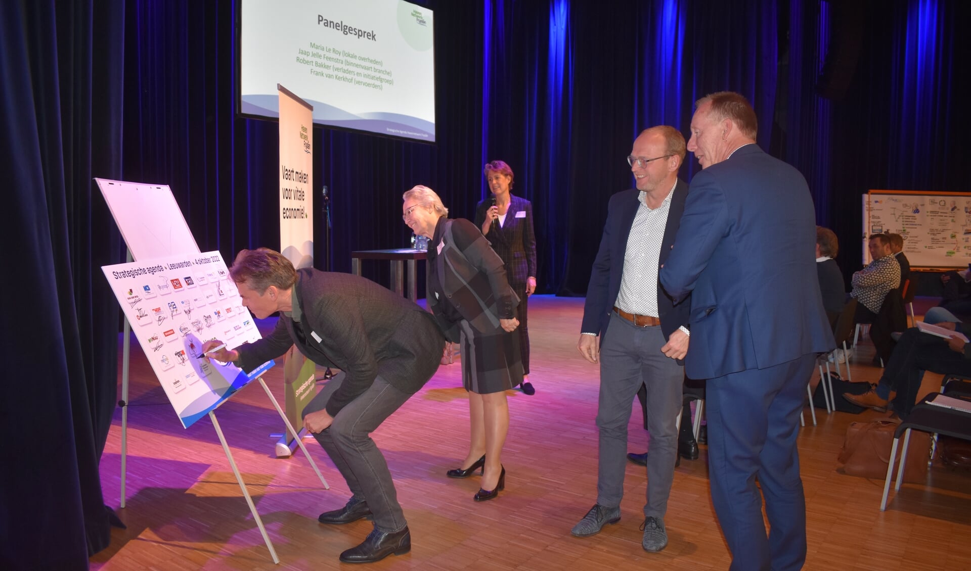 In totaal 35 bedrijven en organisaties tekenden de samenwerkingsintentie van Havennetwerk Fryslân. Hier vooraan v.l.n.r.: Steven van der Velde (Omrin), wethouder Maria le Roy (Smallingerland), Robert Bakker (Noppert Beton) en Arjen Mintjes (Maritieme Academie Harlingen).