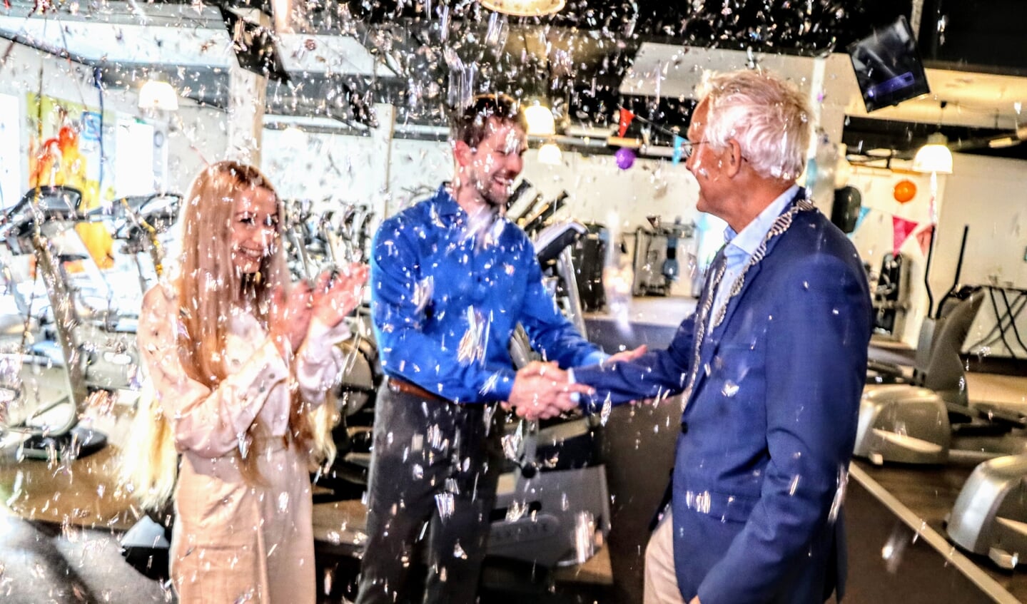 Feestelijke opening JIMMY'S Sportsclub in Drachten. V.l.n.r. Anna, Jimmy en Jan Rijpstra.