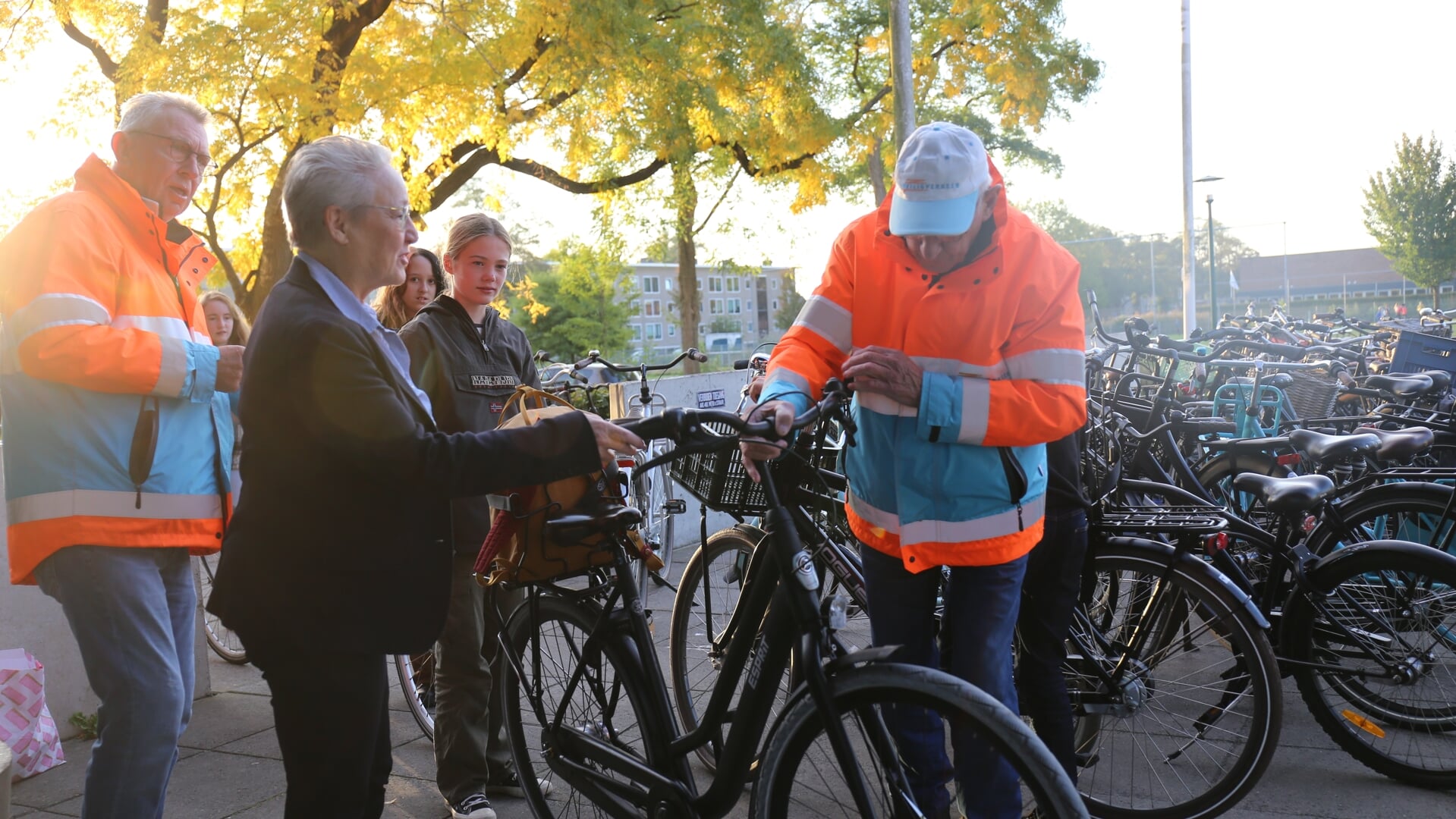 Wethouder Maria Le Roy van Smallingerland inspecteert een fiets. Verkeersveiligheid verbeteren is één van de doelstellingen van het nieuwe mobiliteitsplan.