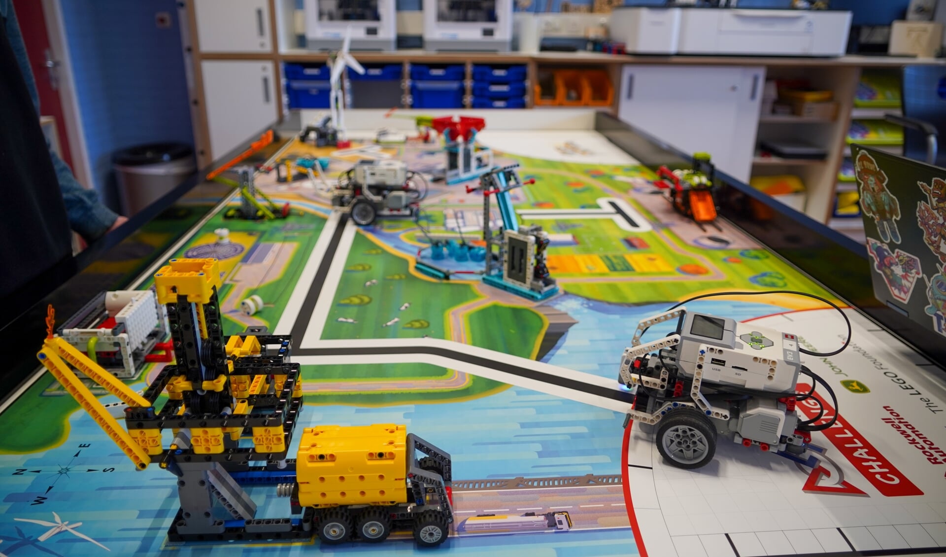 Een opstelling met robots van Lego in het technieklokaal van CSG Liudger in Burgum. 