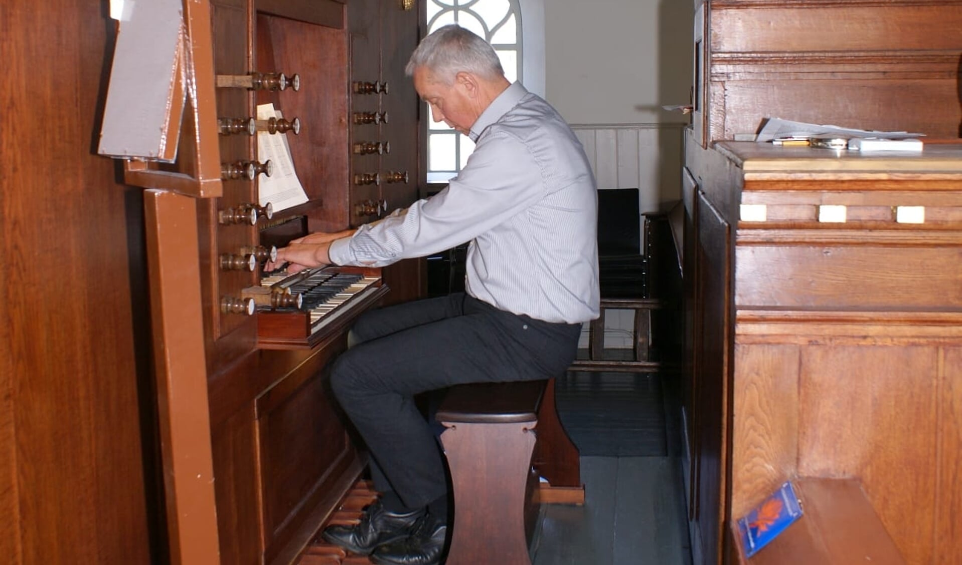 Wibe Postma bespeelt het Hillebrand/Lohmann-orgel in de Godeharduskerk. 