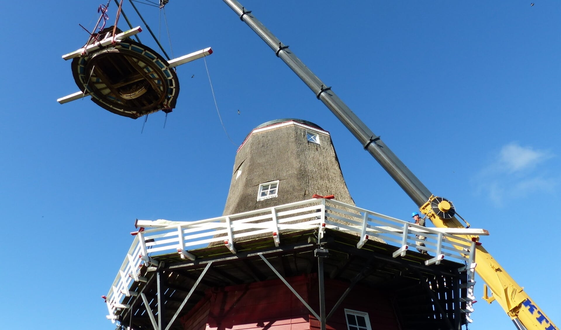 Molen De Hoop in Dokkum onthoofd.