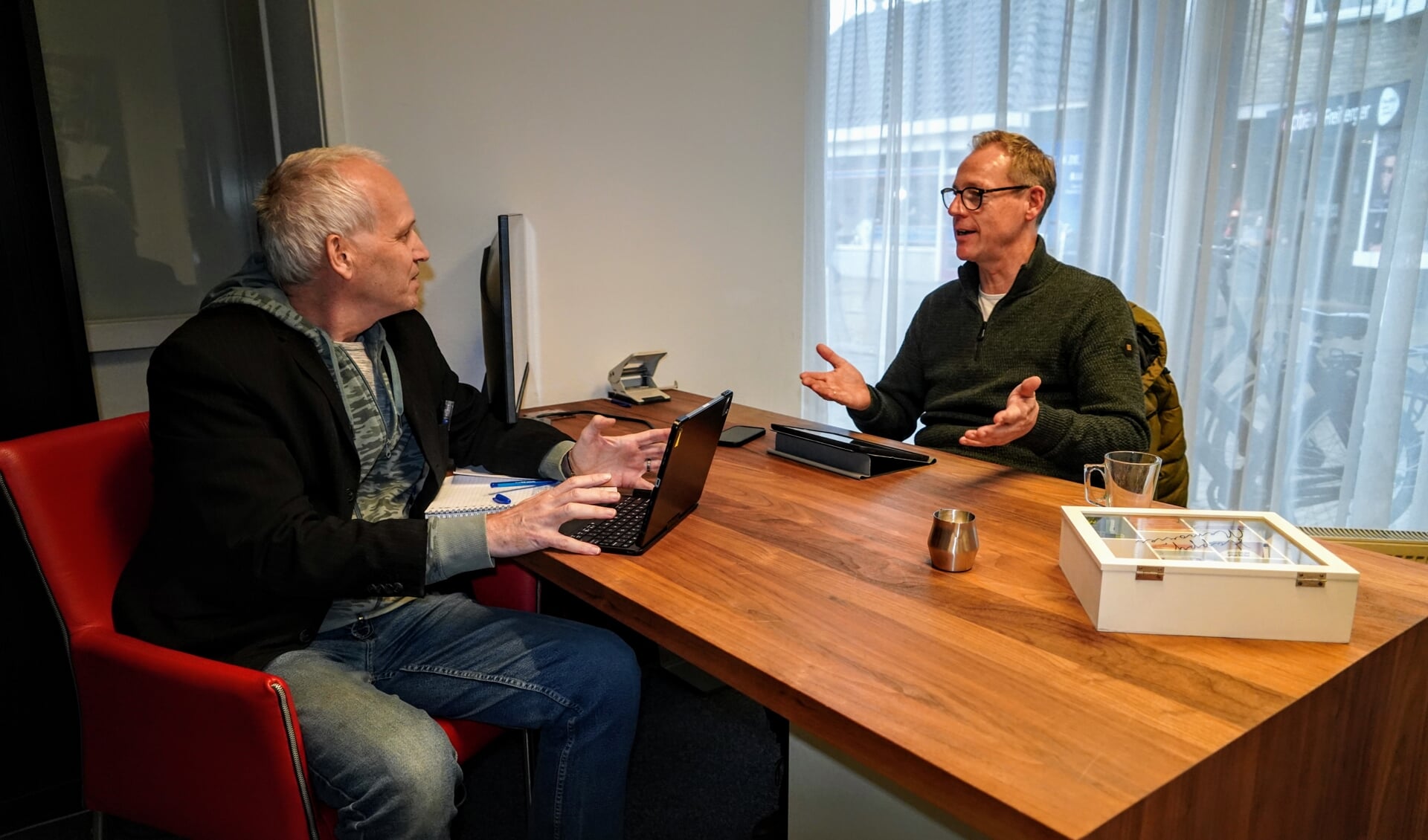 Dirk van der Woude directeur van Integripro (rechts) in gesprek over cybersecurity met Actief redacteur Henk Brinkman.