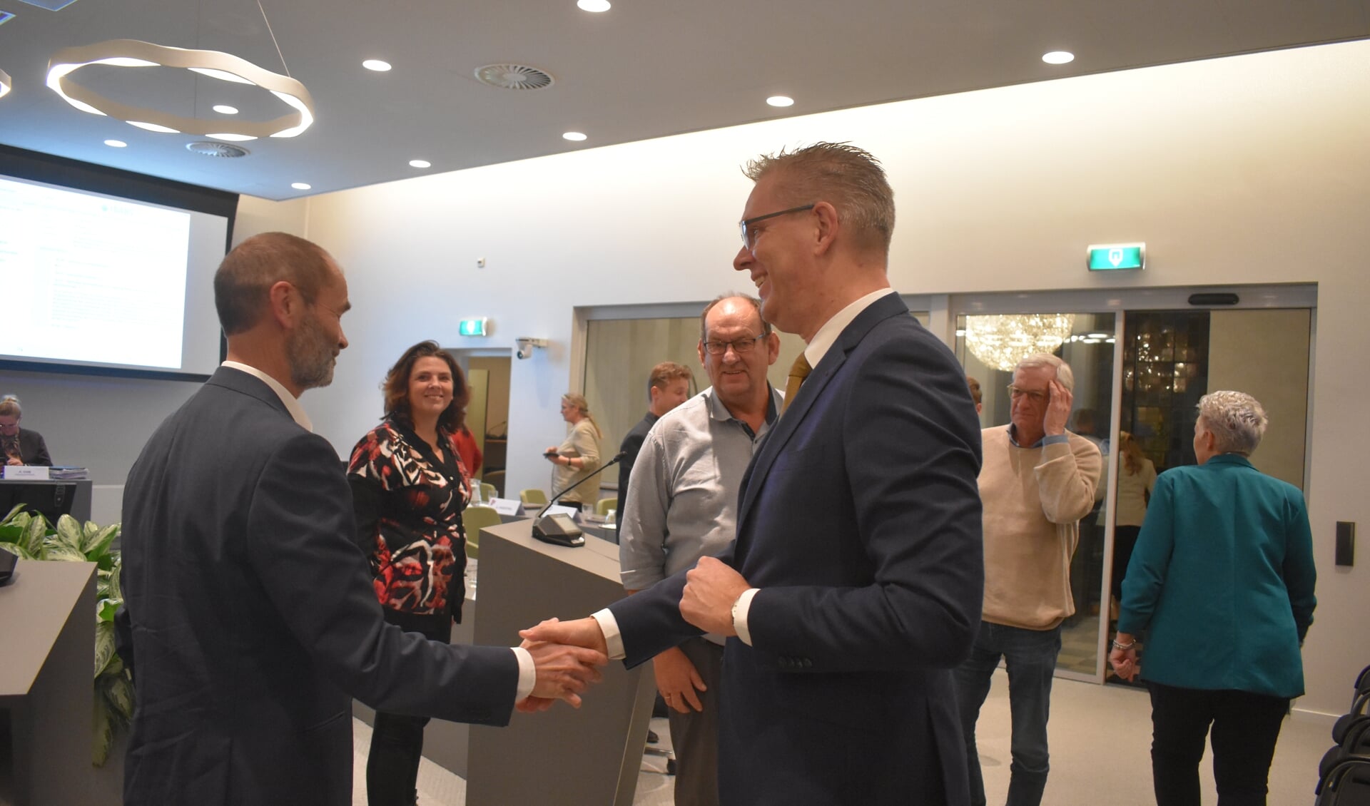 Raadsleden feliciteerden burgemeester Gebben met de voordracht voor herbenoeming. Hier schudt Gert van der Meijden (CDA) (links) de hand van Jeroen Gebben.
