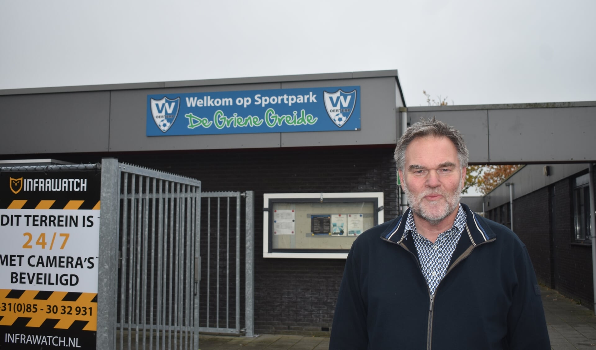 Wethouder Durk Durksz voor het sportcomplex De Griene Greide in Ureterp.