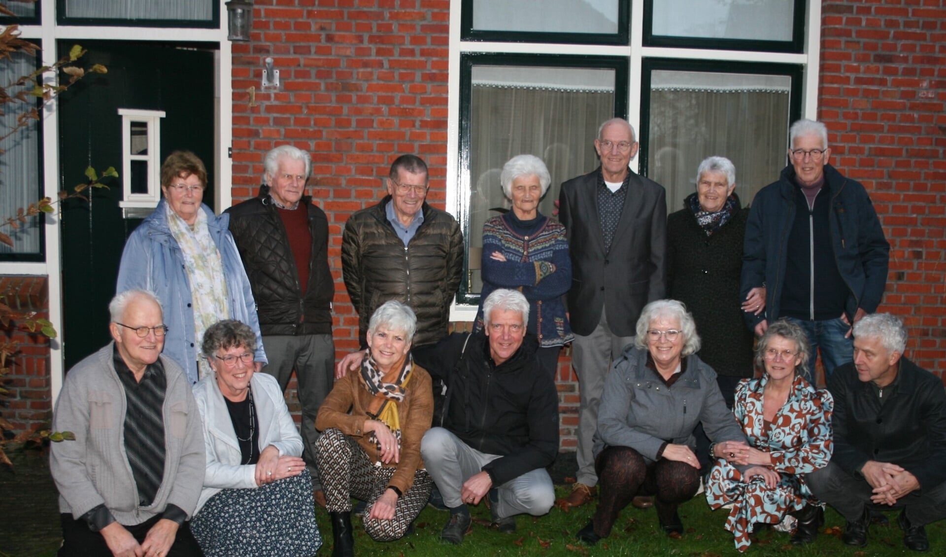 Precies 1000 jaar, dat zijn de veertien broers en zussen Pander uit Garyp. Staande v.l.n.r. Baukje (81), Hendrik (80), Albert (78), Janke (77), Karel (75), Trienke (73) en Lieuwe (72). Hurkend v.l.n.r. Aan (70), Anneke (69), Jantsje (67), Eelke (66), Sjoukje (63), Jeltje (62) en Pieter (60)