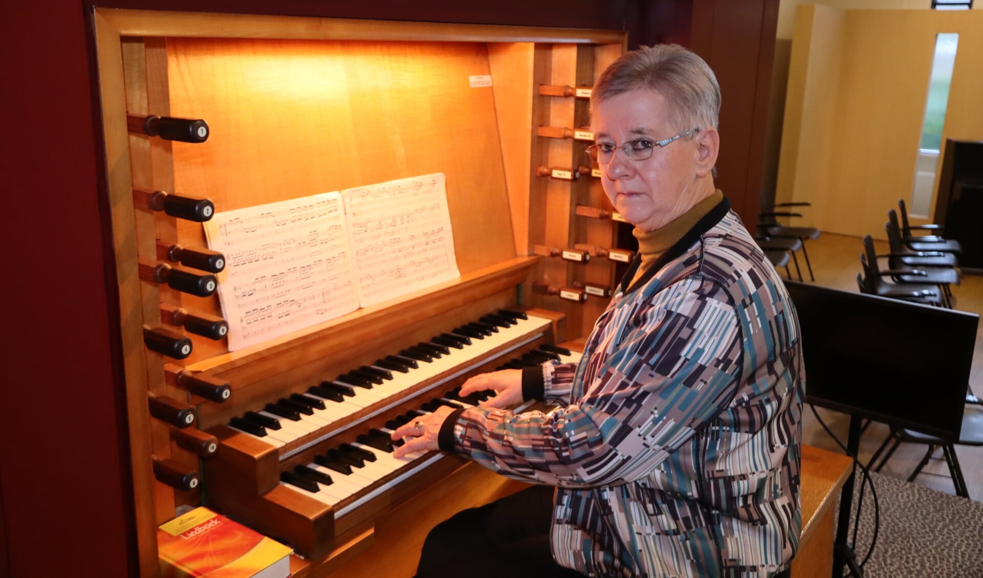 Organist Marieke vand er Meer op het Mense Ruiter orgel in Hurdegaryp.