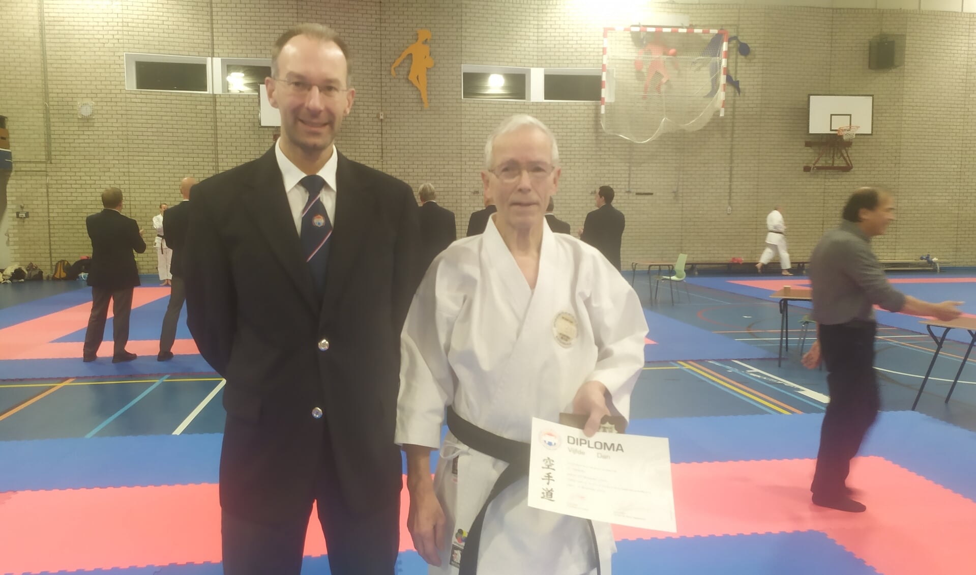 Herman Veltman met zijn met vijfde dan-diploma. Naast hem staat Michiel Commandeur van Kaihatsu Karate-do in Burgum.