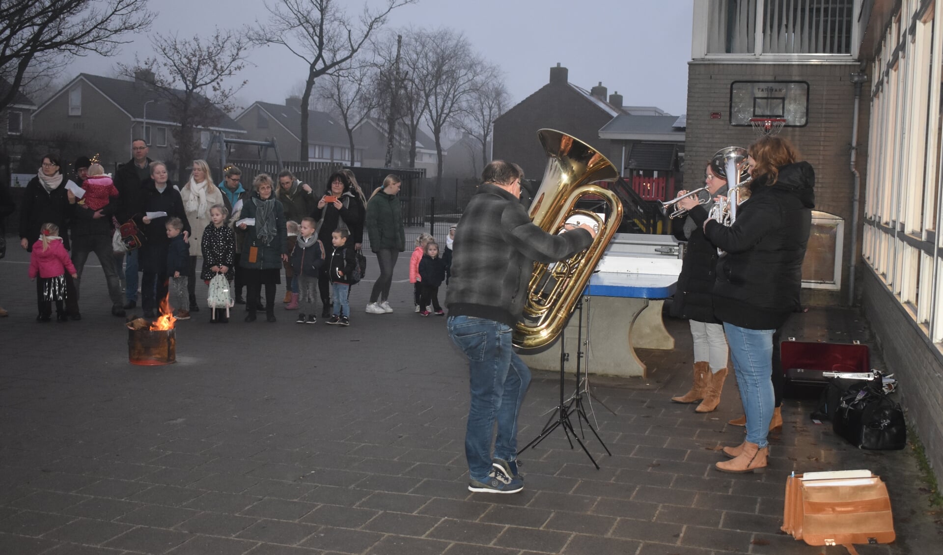 Kerstliedjes en muziek op het schoolplein van Eben Haëzer, 23 december 2022