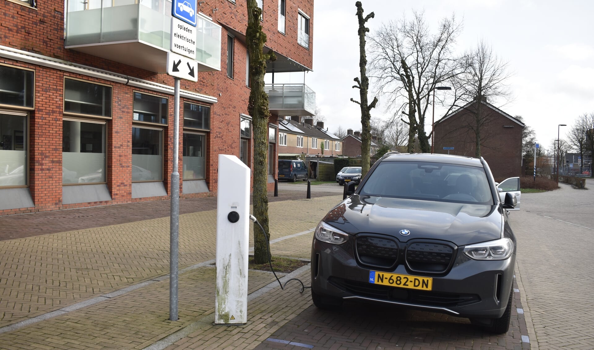 "Meer elektrische laadpalen" is één van de wensen van autobestuurders in Fryslân. 'Voordeliger parkeren' geldt met name in de grotere plaatsen, niet in Burgum (zie foto)