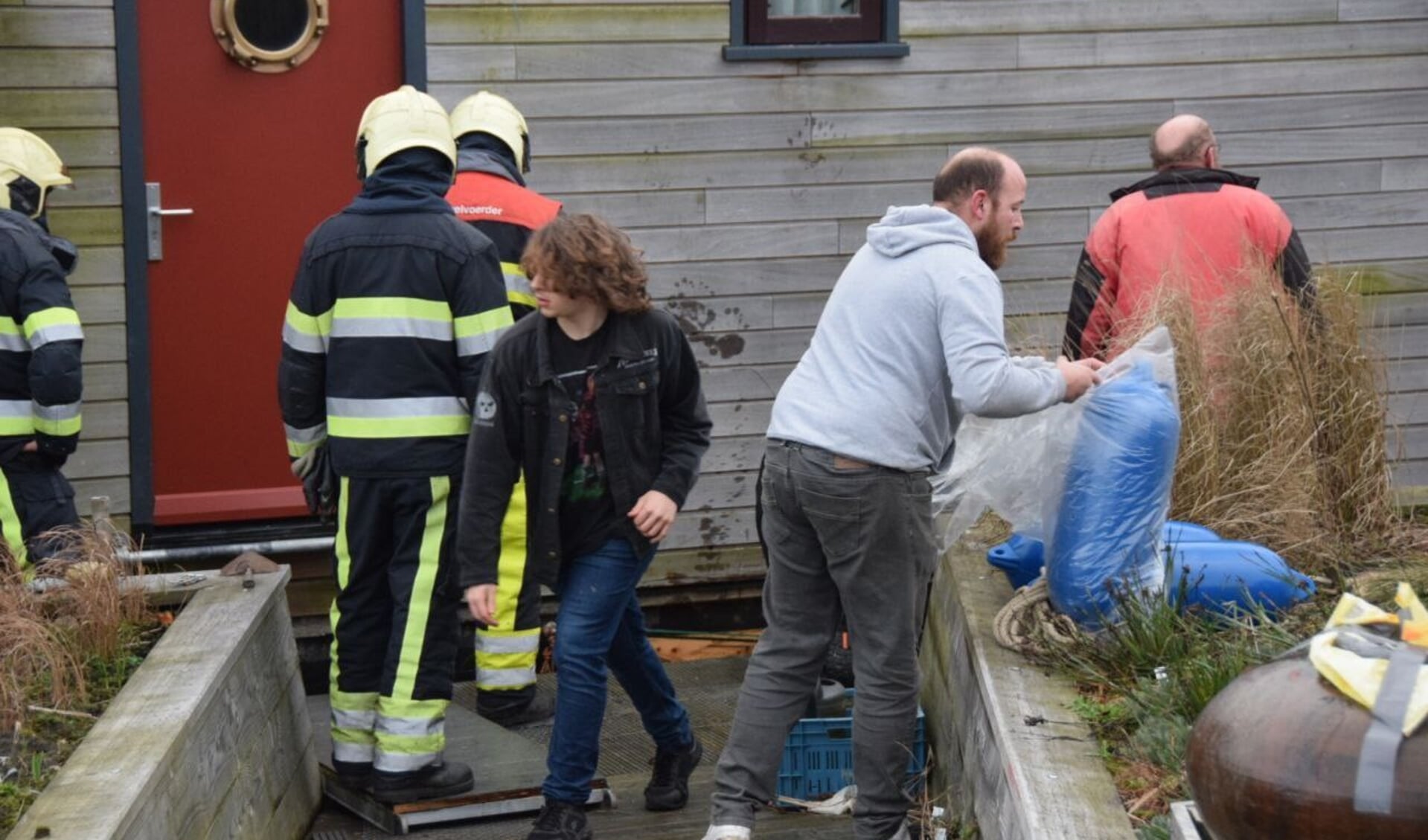 In Twijzel helpt de brandweer om een losgeslagen woonboot weer vast te krijgen.