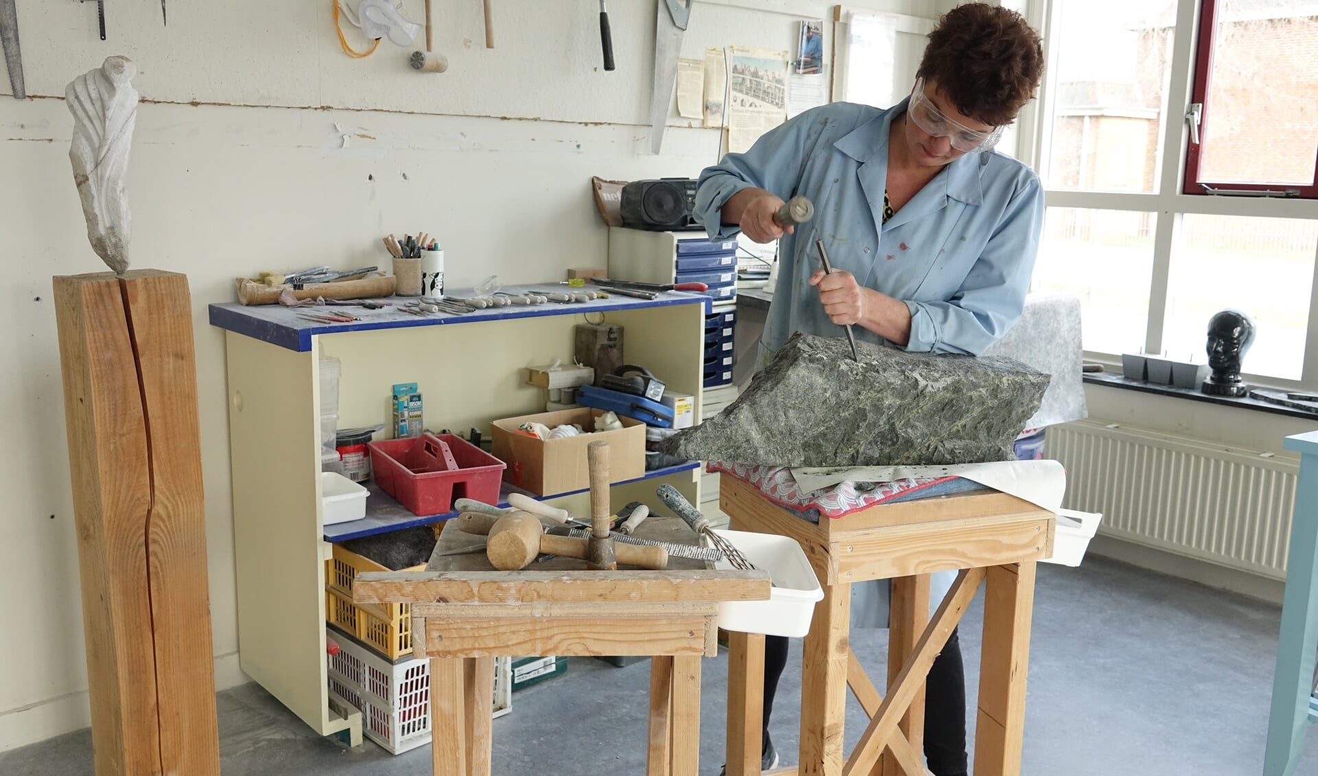 Hepie de Haan aan het werk in haar atelier.