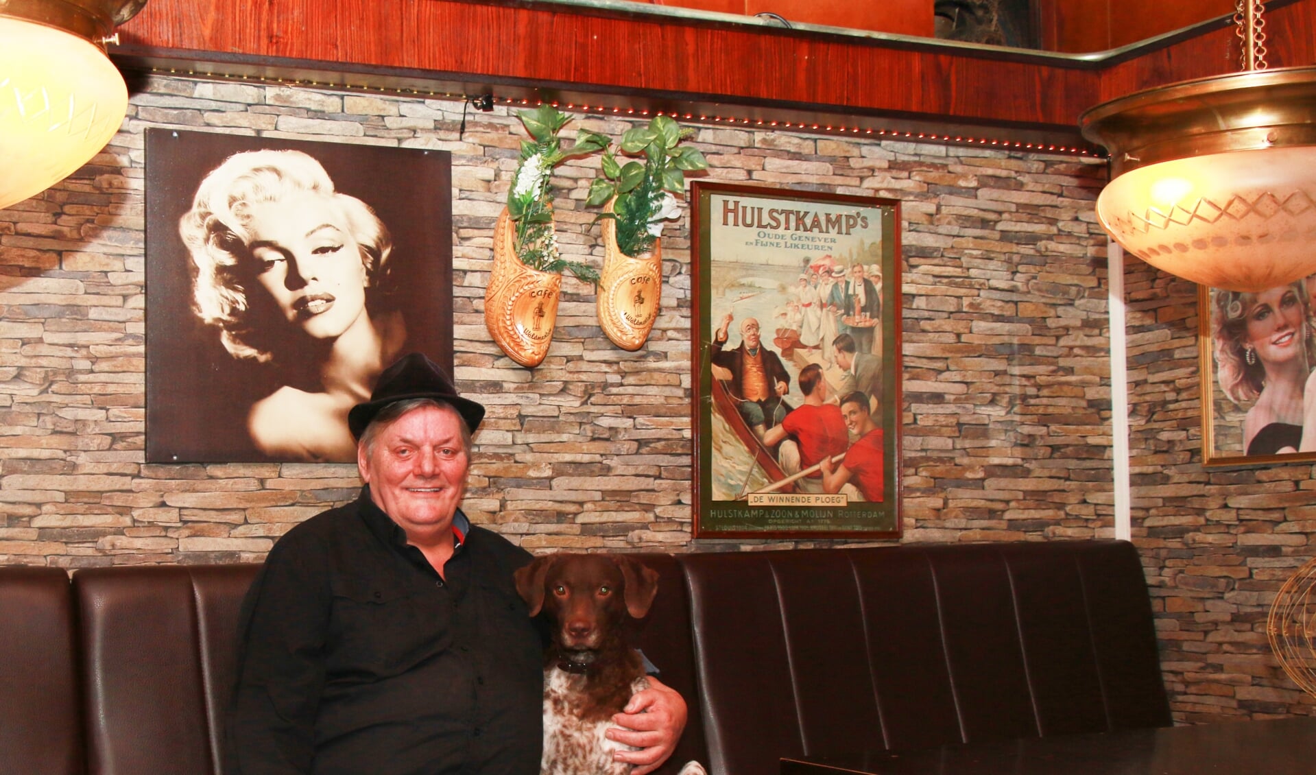 Cafébaas Marinus Wagenaar met zijn hond Brechtje in 't Wâldmantsje aan de Noordkade 77 in Drachten. Vrijdag 18 februari gaat het café weer open.