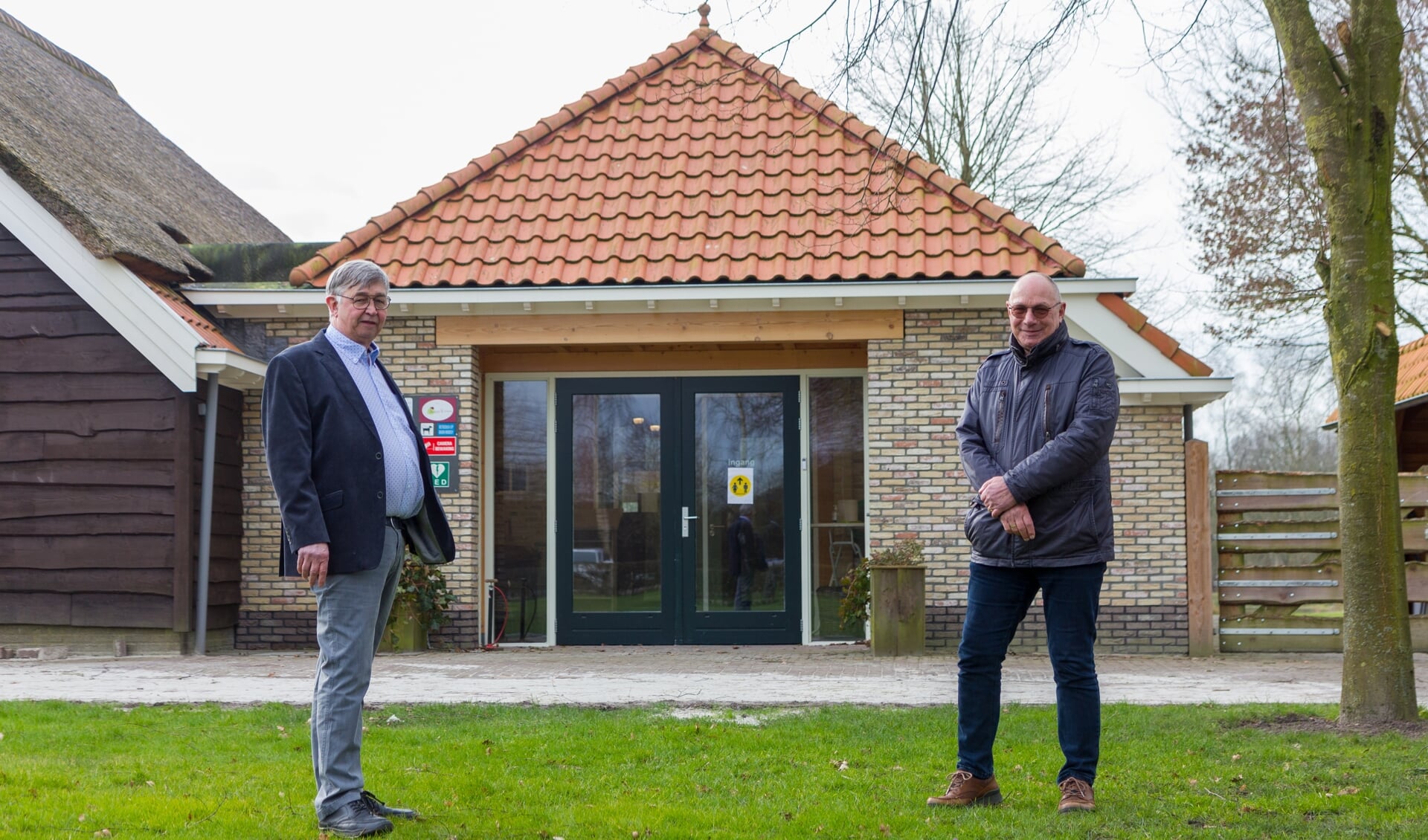 Jarig Wijma en Freerk de Vries voor de nieuwe ontvangstruimte van De Spitkeet.