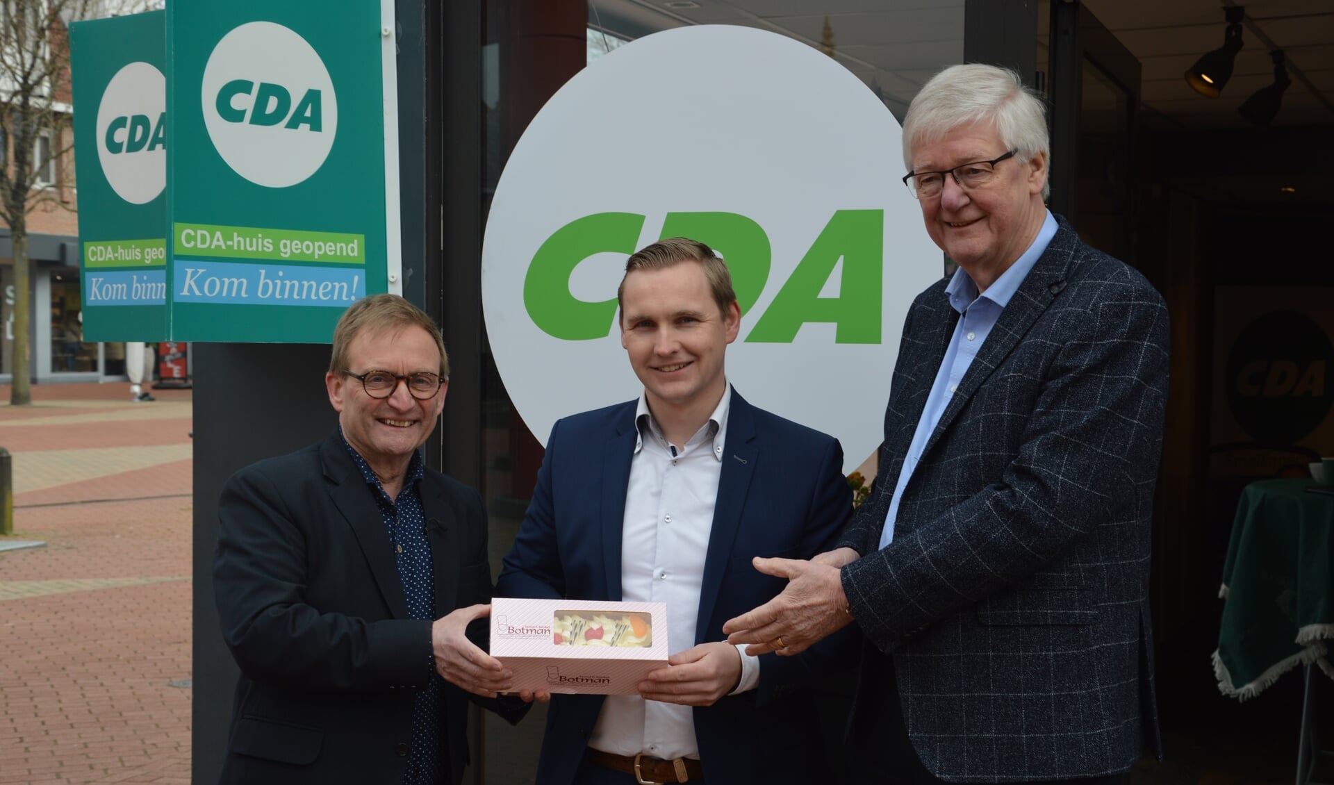 V.l.n.r.: Hans Huijbers, Tjebbe van der Meer en Theo Joosten. Het gebak is voor Van der Meer, die vorige week op straat werd bedreigd, toen hij campagne voerde voor het CDA in Smallingerland.