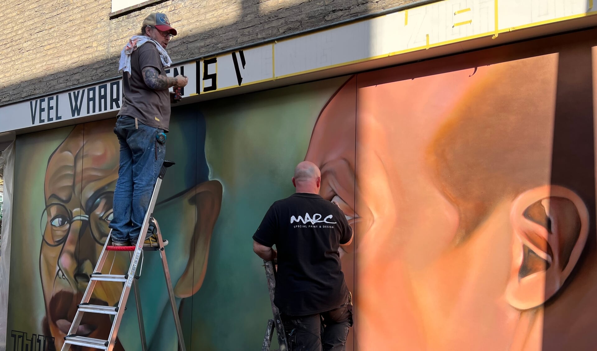 Signpainter en pinstriper Teunis Spits en graffiti-artiest Marcus Wedman.