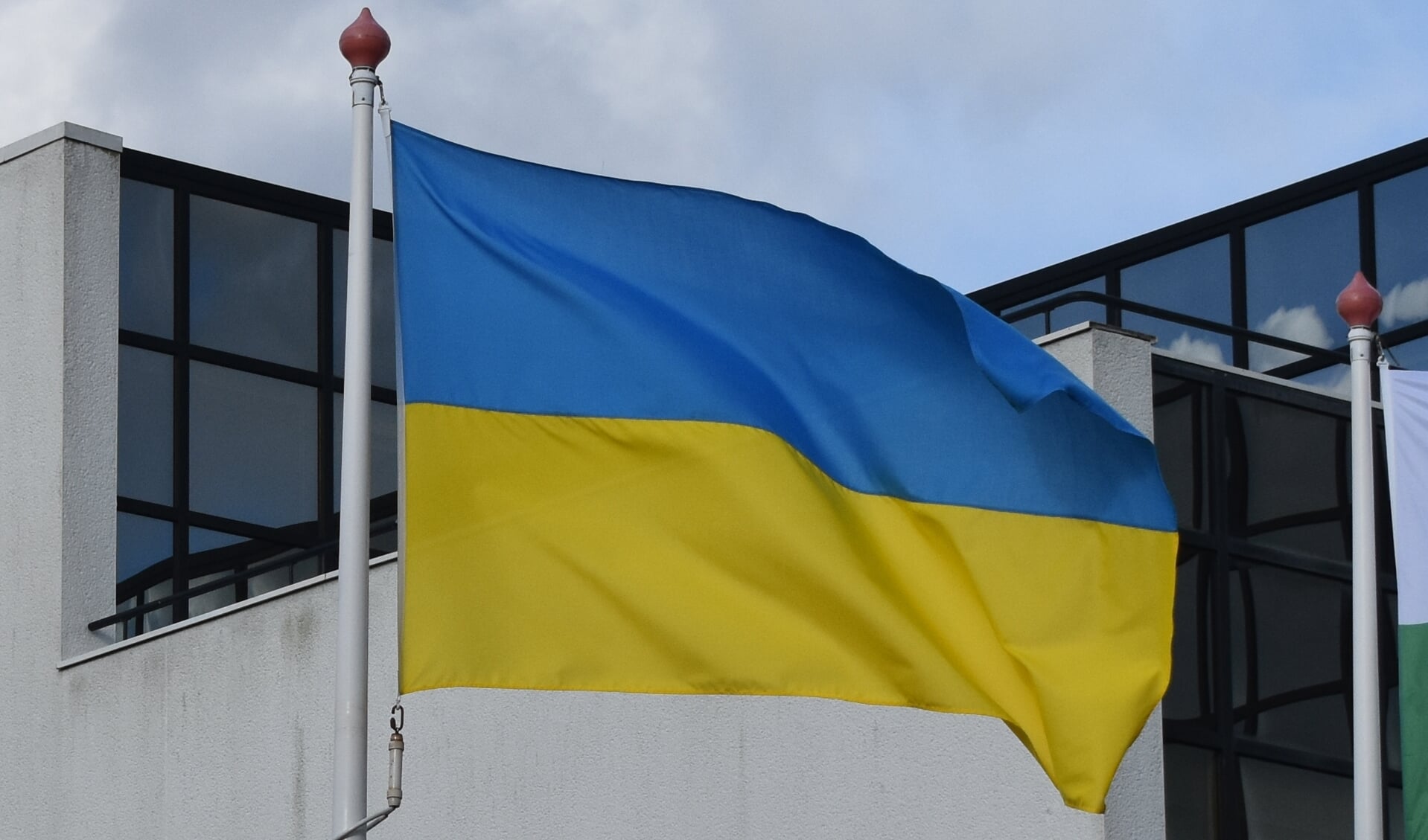 Bij diverse overheidsgebouwen wappert de Oekraïnse vlag, zoals hier in Drachten (Smallingerland). De gemeenten pogen ook echt hulp te geven aan vluchtelingen, zoals in Dokkum en Burgum.