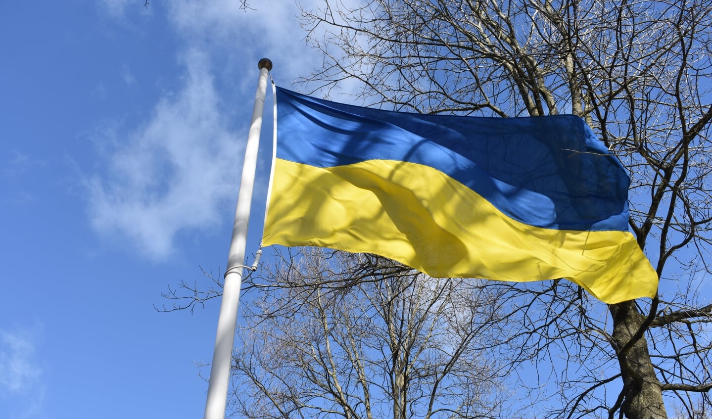 Veel overheden en scholen laten momenteel de Oekraïense vlag wapperen. Gemeenten, instellingen én bedrijven zetten zich in voor de opvang van vluchtelingen uit Oekraïne.