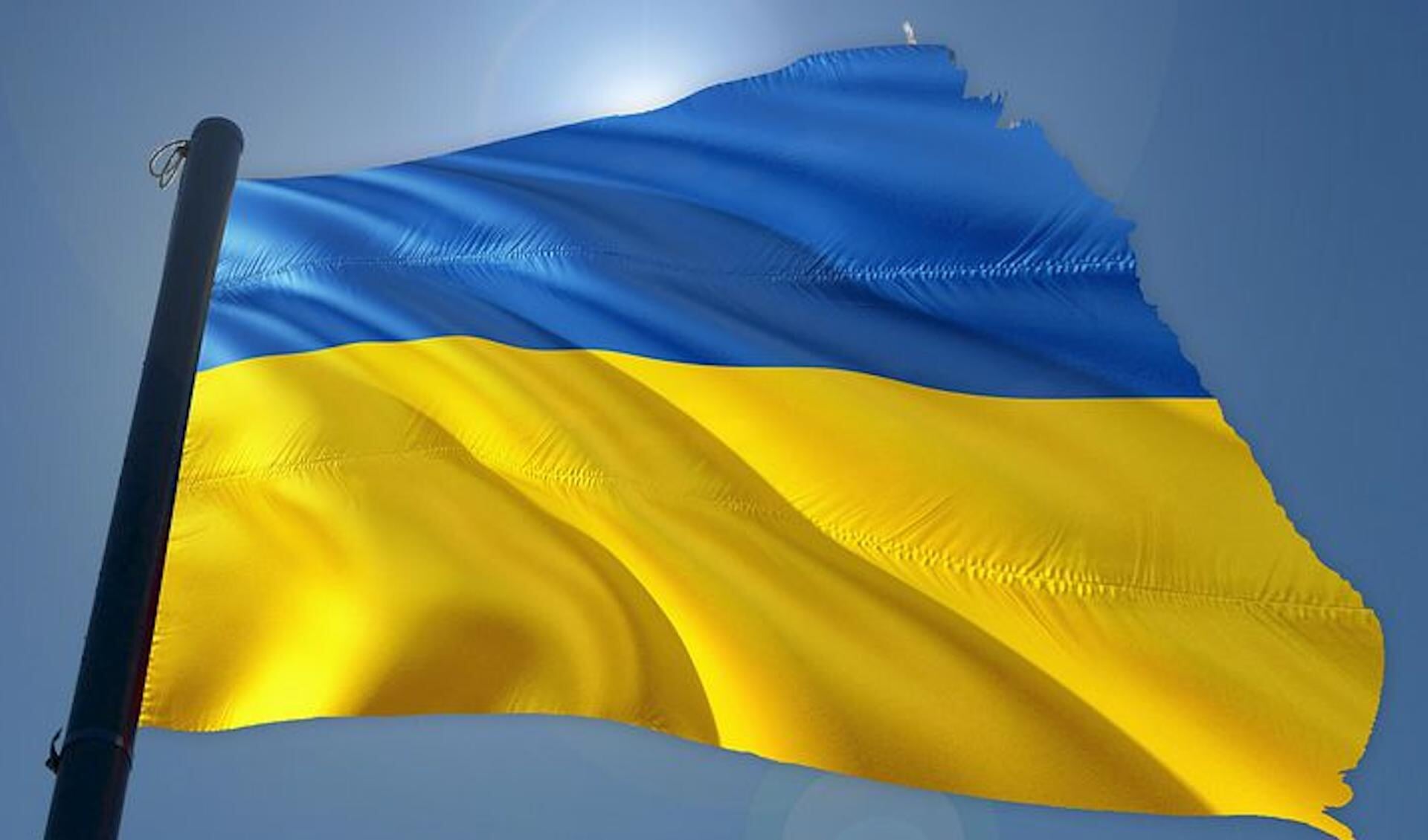 Een gehavende Oekraïense vlag.
