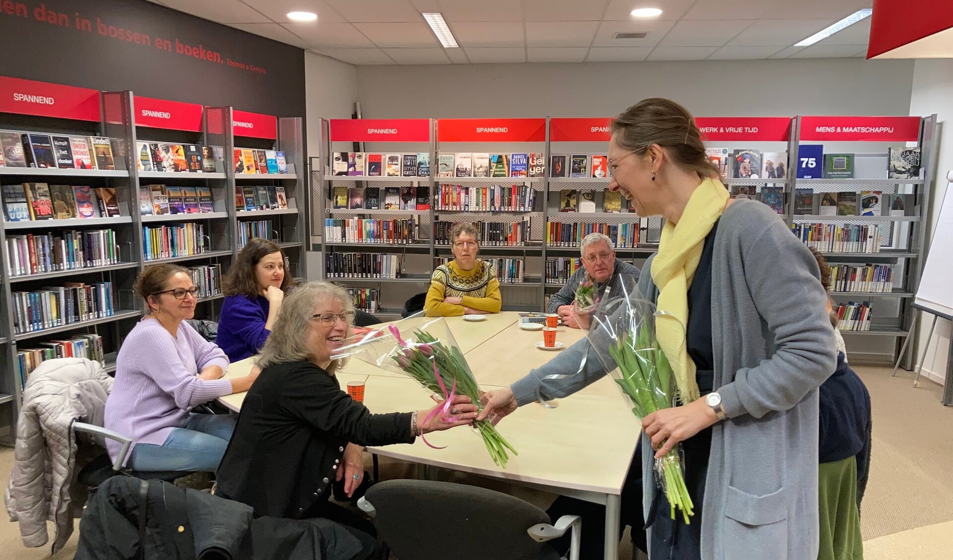 Bibliotheekmedewerkster Ineke van der Meer en de vrijwilligers en deelnemers van het Digi-Taalhuis in Surhuisterveen.