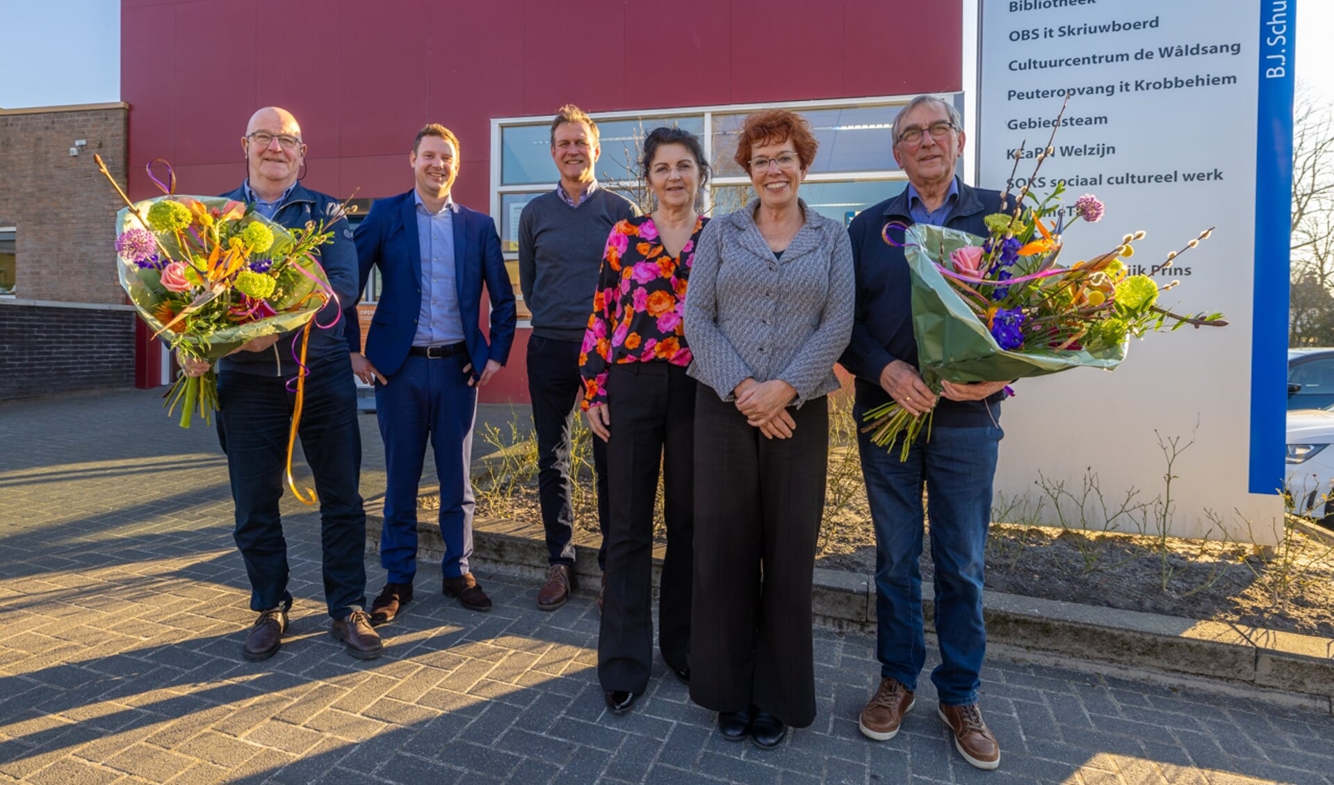 Wethouder Jouke Spoelstra en het voormalige stichtingsbestuur van MFC It Vleckehûs.