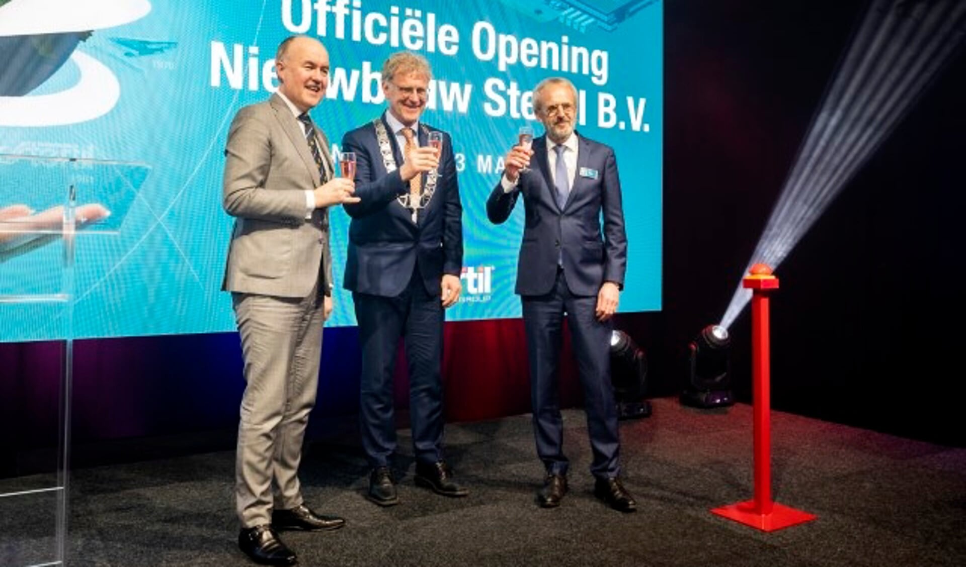 Commissaris van de Koning Arno Brok, burgemeester Oebele Brouwer van Achtkarspelen en president en CEO Ulbe Bijlsma van Stertil.