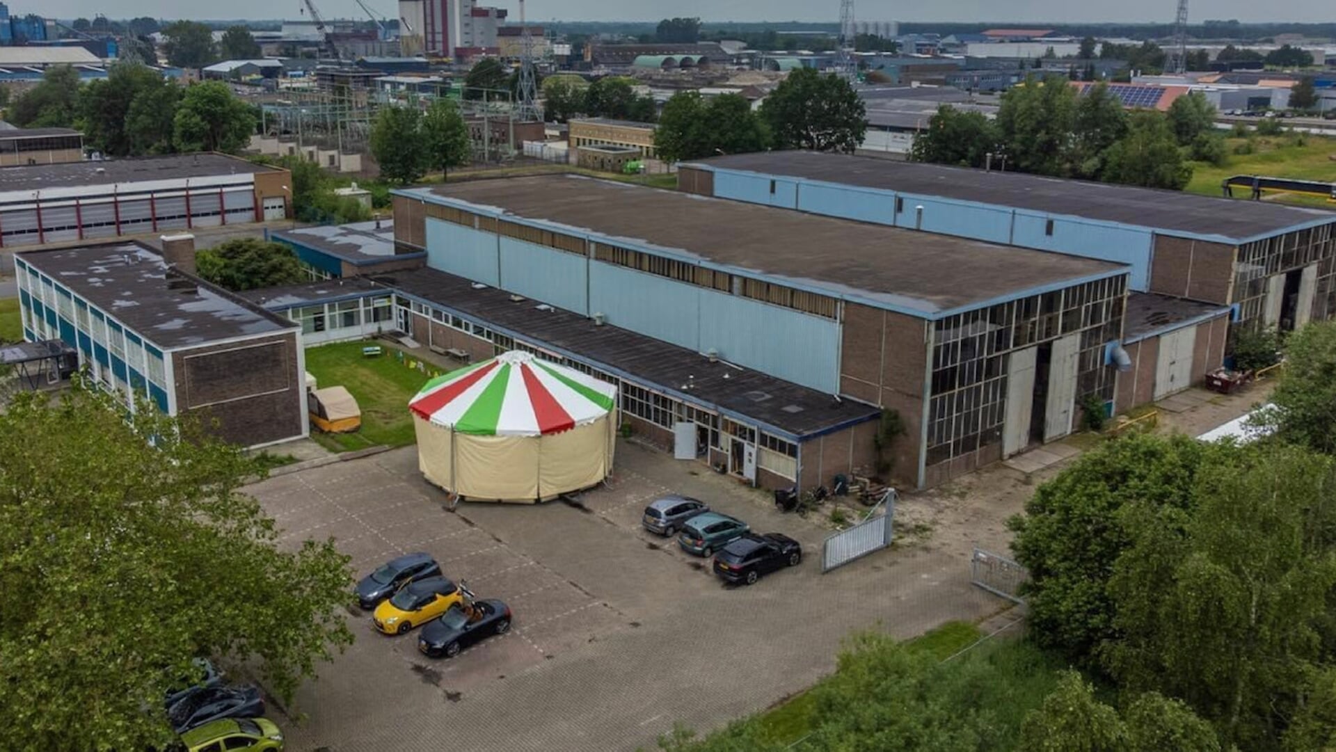 De (voormalige) Sluisfabriek met theatertent in Drachten.