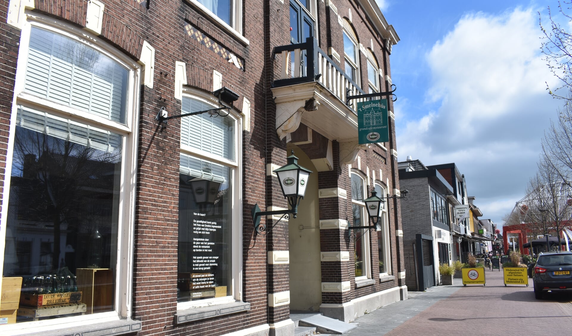 't Smelnehûs in Drachten, vroeger gemeentehuis én politiebureau, was een gerenommeerd grand café, maar is momenteel gesloten. Op de achtergrond het carillon.