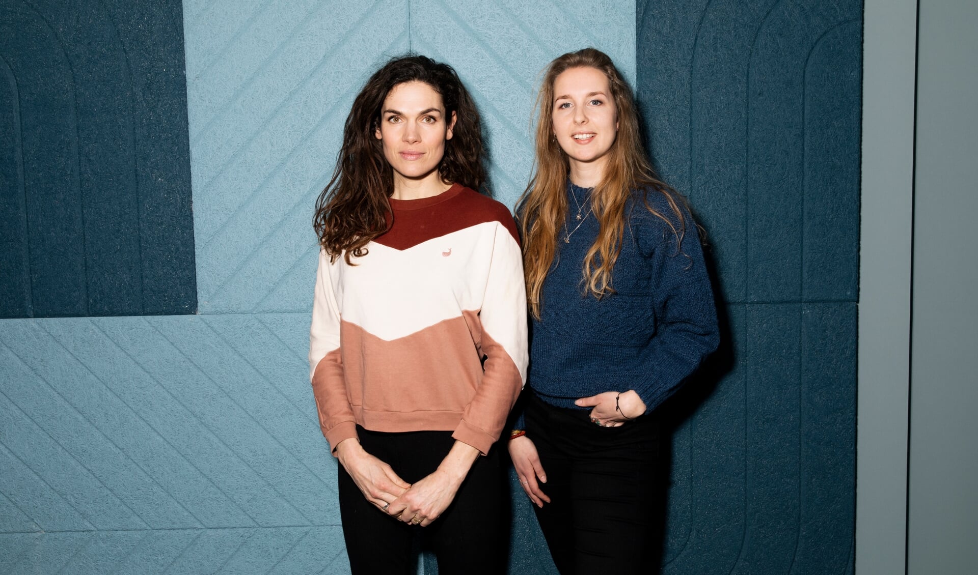Anna Drijver (links) en Anne-Goaitske Breteler maakten samen een serie podcast-afleveringen over de walvisvaart.