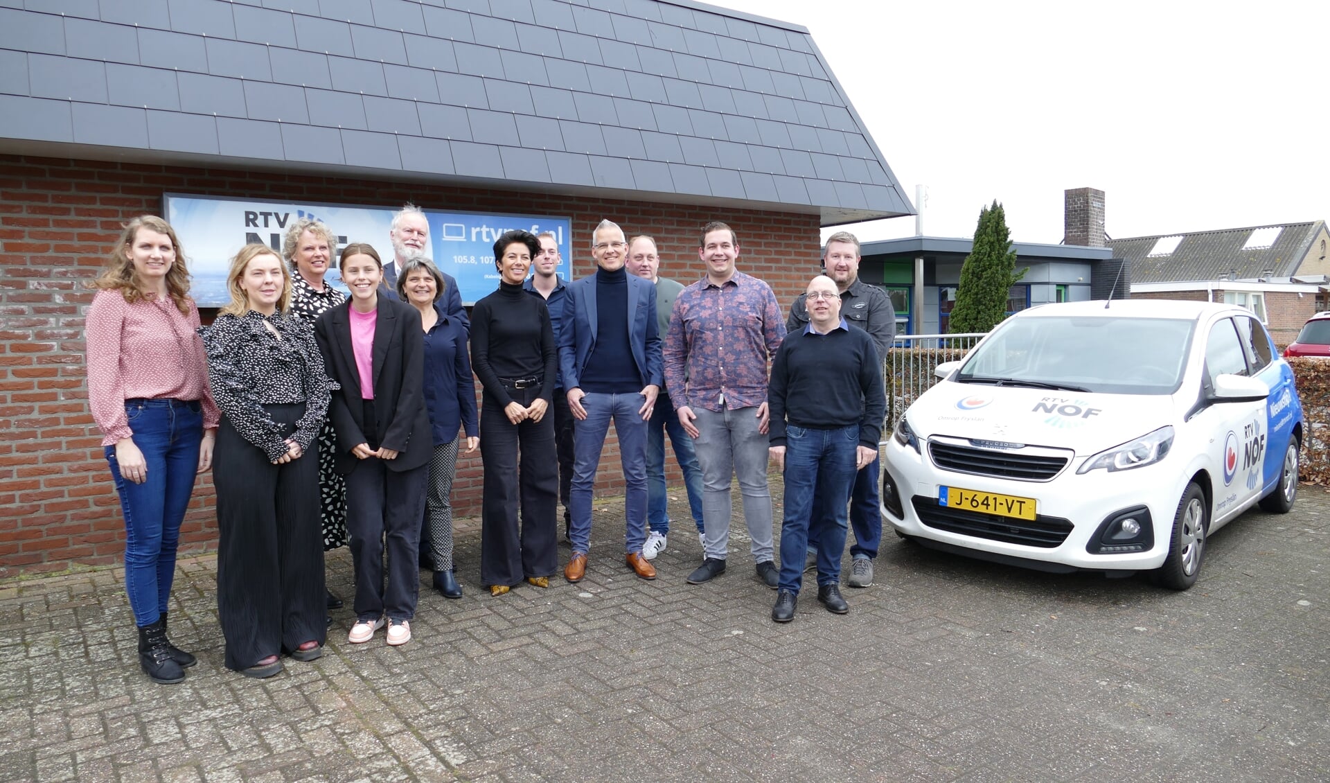 Staatssecretaris Gunay Uslu (midden) met medewerkers van RTV NOF en Omrop Fryslân.