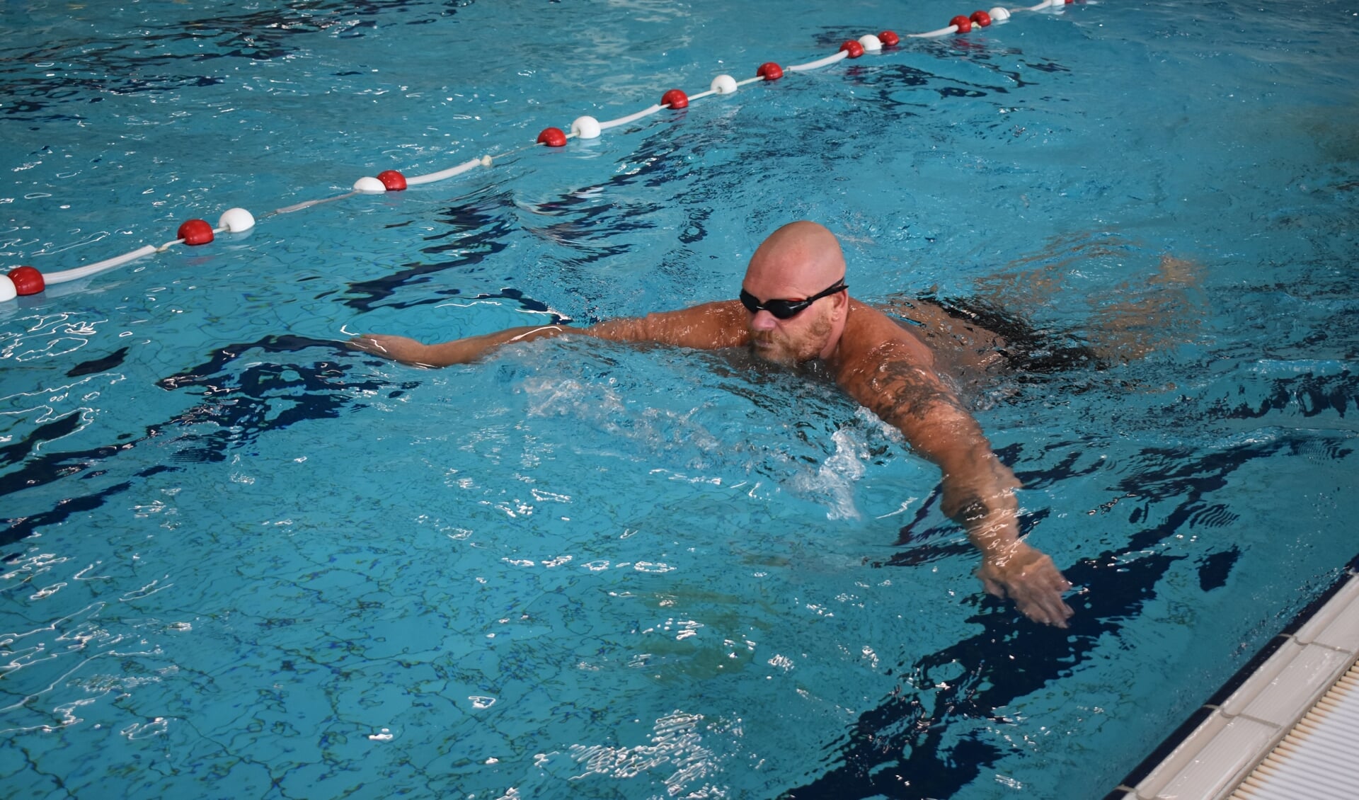 Burgumer Menno Boelens traint driemaal per week twee tot drie uur per keer in zwembad De Blauwe Golf.
